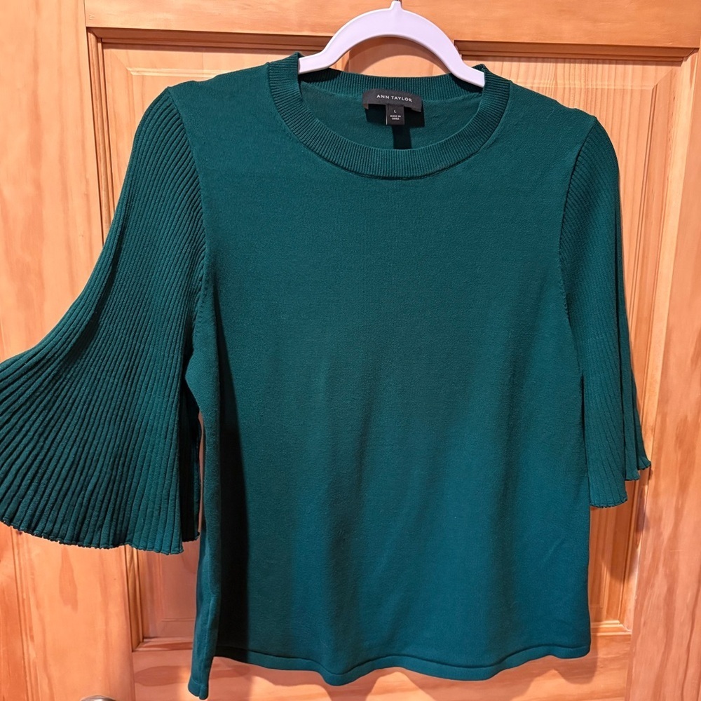 Ann Taylor Mixed Media Pleated Sleeve Top in a dark green women’s L